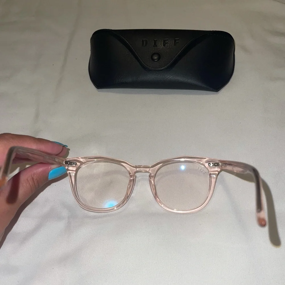 Diff Eyewear Women's Translucent Pink Round Square Glasses with Black Case